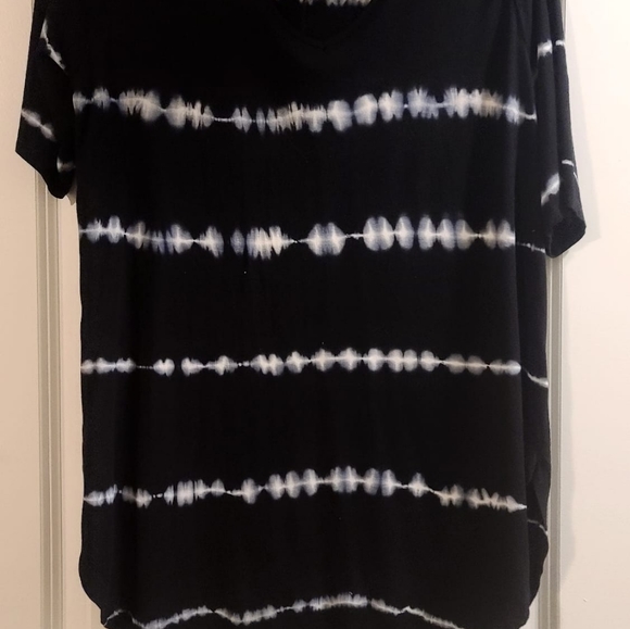 Torrid Womens long TShirt size 2 black and white tie die. short sleeves - Picture 3 of 3
